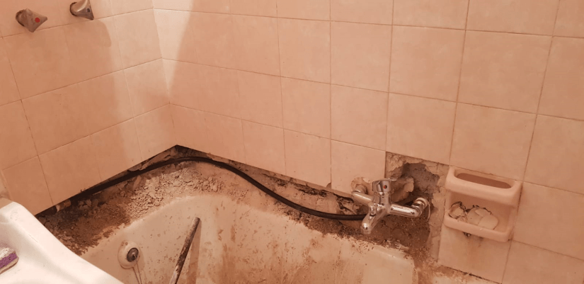 איתור והחלפת צינור בחדר אמבטיה